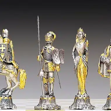 Detailansicht der mittelalterlichen Schachfiguren aus Bronze und Gold mit Springer, Läufer und König