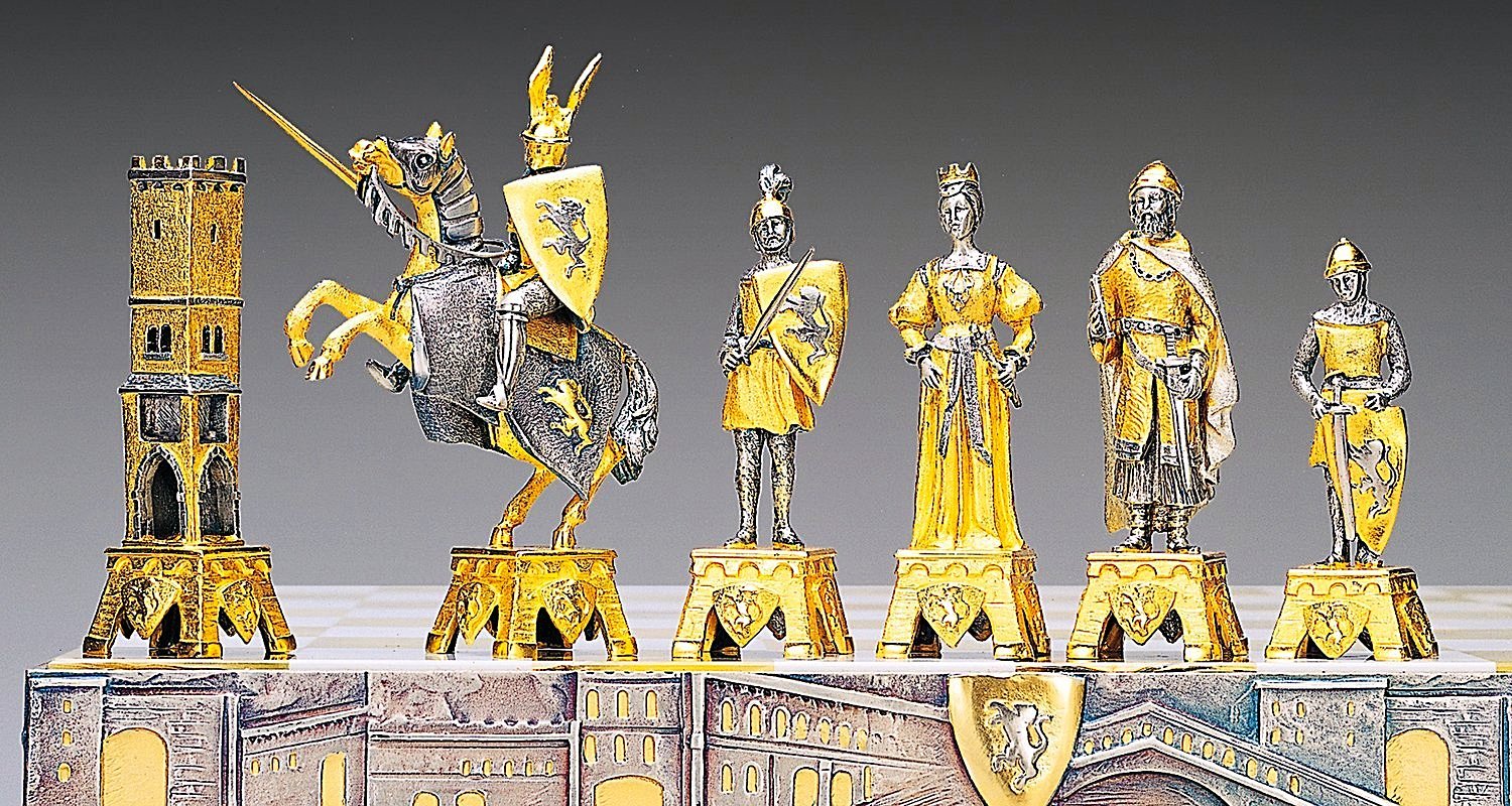 Set "Venetian Mittelalter" Quadratisches Schachbrett und Schachspiel aus Bronze, Onyx und 24 Karat Gold – Bild 2