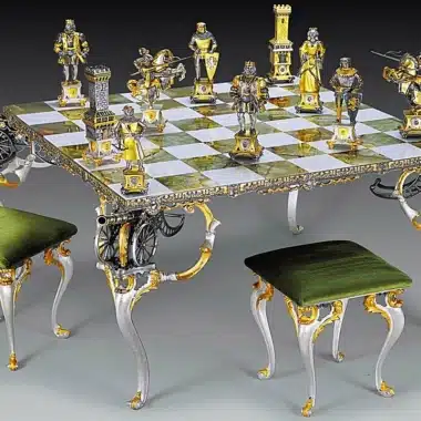Mittelalterlicher Schachtisch aus Onyx mit Bronzefiguren und 24-Karat-Gold, Samthocker