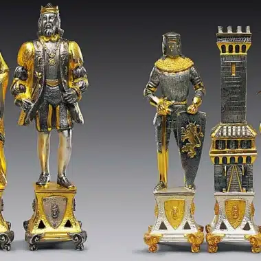 Mittelalterliche Schachfiguren aus vergoldeter Bronze: König, Springer und Turm im Detail