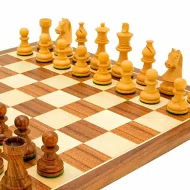 Set "Knight Academy" Schachbrett aus Nussbaum- und Ahornholz & Schachspiel aus Rosenholz