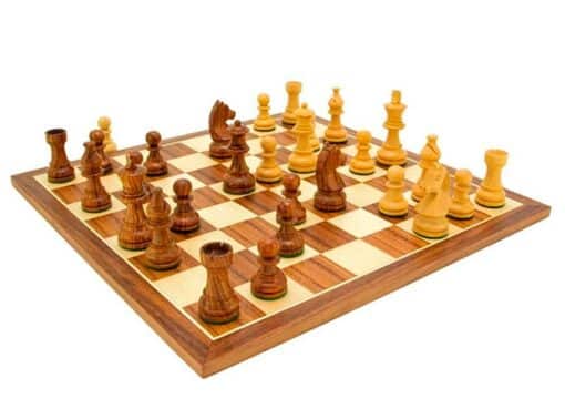 Set "Knight Academy" Schachbrett aus Nussbaum- und Ahornholz & Schachspiel aus Rosenholz