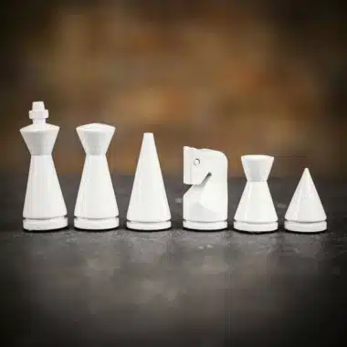 Weiße Schachfiguren Pyramide Moderne nebeneinander vor verlaufendem Hintergrund