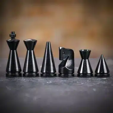 Schwarze Schachfiguren Pyramide Moderne nebeneinander vor verlaufendem Hintergrund