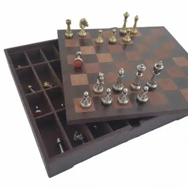 Geöffnete Box mit Aufbewahrungsfächern und aufgeklapptem Schachbrett darauf