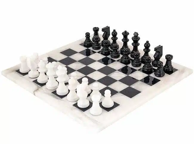 Set "Weiß und Schwarz" Schachbrett und Schachspiel aus Alabaster von Volterra
