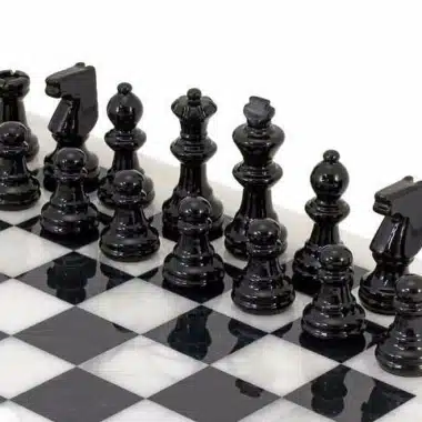 Set "Weiß und Schwarz" Schachbrett und Schachspiel aus Alabaster von Volterra