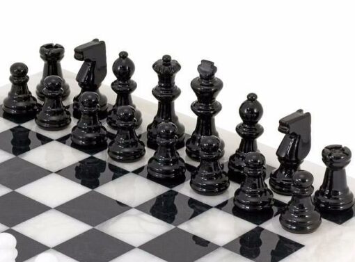 Set "Weiß und Schwarz" Schachbrett und Schachspiel aus Alabaster von Volterra