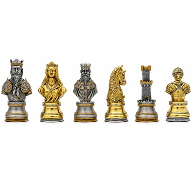 Schachfiguren mit mittelalterlichen Büsten, gold- und silberfarben nebeneinander