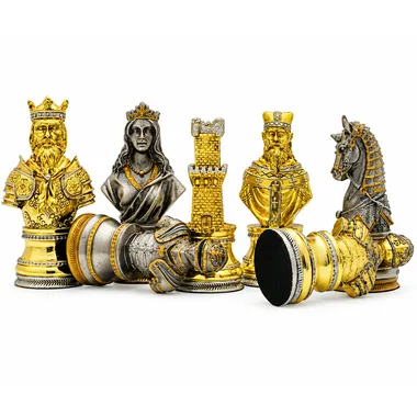 Detailansicht der gold- und silberfarbenen Figuren, König, Dame, Turm und Springer