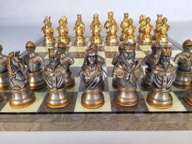 Schachspiel aus gold- und silberbeschichtetem Zinn 