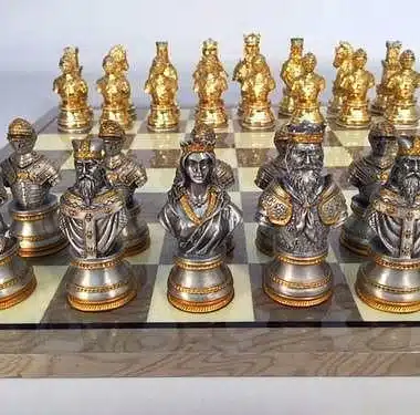 Schachspiel aus gold- und silberbeschichtetem Zinn "Mittelalterliche Büste"
