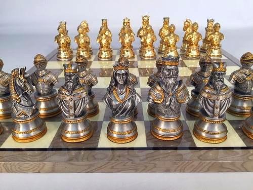 Schachspiel aus gold- und silberbeschichtetem Zinn "Mittelalterliche Büste"