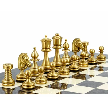 Goldene Schachfiguren aus massivem Messing, Detail der goldenen Seite des Perse II Sets