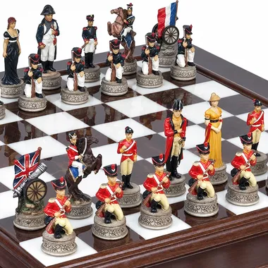 Figuren der Schlacht von Waterloo im Detail, bemalte Soldaten und Fahnen