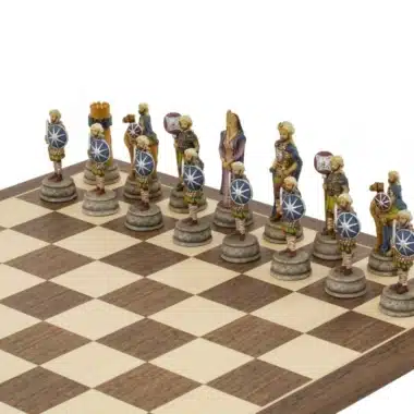 Hölzernes Schachbrett mit byzantinischen Figuren in Startaufstellung