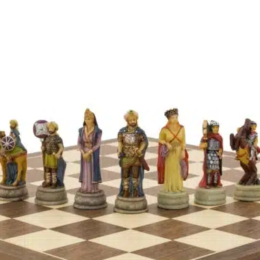 Handbemalte Figuren des Byzantinischen Reichs gegen arabische Kalifate auf dem Schachbrett