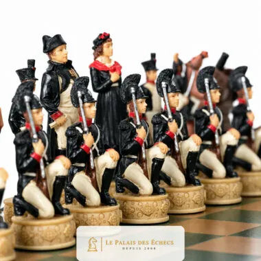 Napoleon-Schachfiguren gegenüber den schwarzen Soldaten auf dem Holzschachbrett