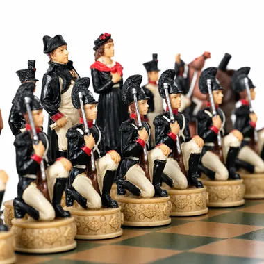 Napoleon-Schachfiguren gegenüber den schwarzen Soldaten auf dem Holzschachbrett