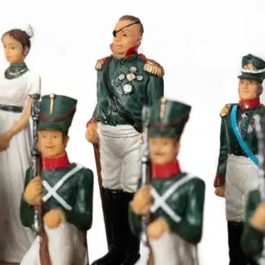 Detail des Königs mit Augenklappe und Soldatenfiguren im Hintergrund