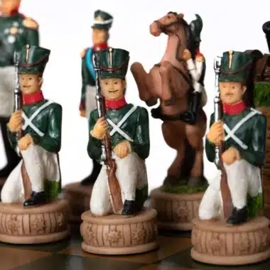 Detail der knienden Bauernfiguren und des sich aufbäumenden Springer-Pferdes