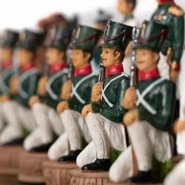 Reihe knieender Bauernsoldaten mit Gewehr auf dem Schachbrett