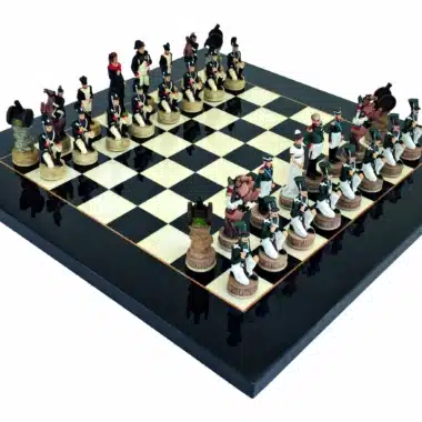 Komplettes Schachset Napoleon Russlandfeldzug III auf Schachbrett aus schwarzem Ahornholz