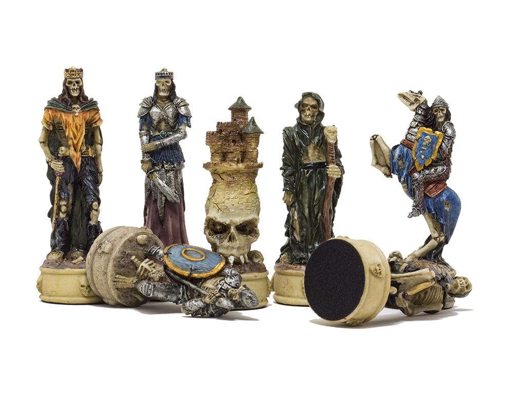 Ensemble Mort-Vivant Schachbrett aus schwarzem Kunstleder und handbemaltem Schachspiel – Bild 9