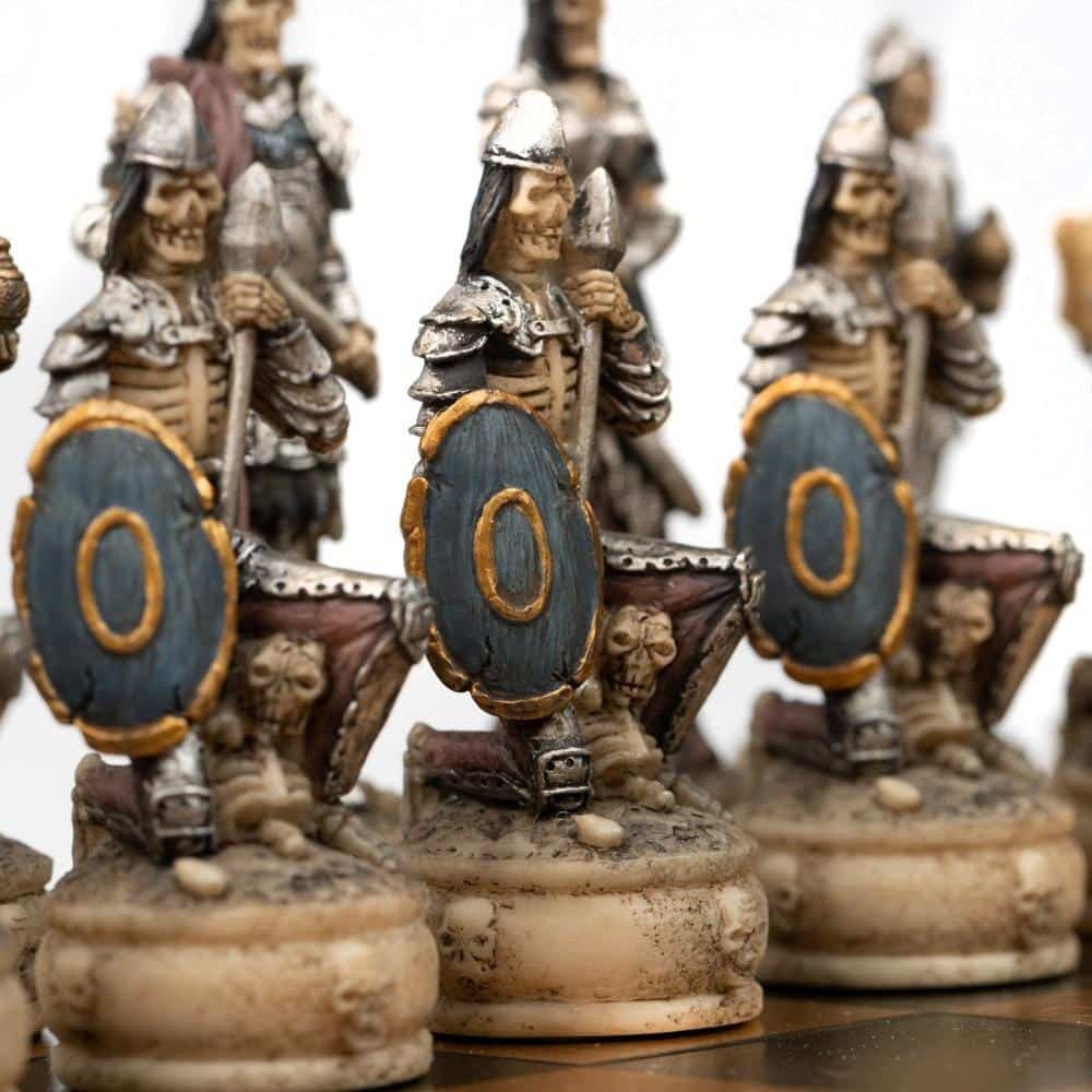 Ensemble Mort-Vivant Schachbrett aus schwarzem Kunstleder und handbemaltem Schachspiel – Bild 5