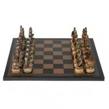 Ensemble Mort-Vivant Schachbrett aus schwarzem Kunstleder und handbemaltem Schachspiel