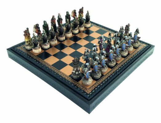 Ensemble Mort-Vivant II Schachbrett aus schwarzem Kunstleder mit Stauraum und handbemaltem Schachspiel aus Harz