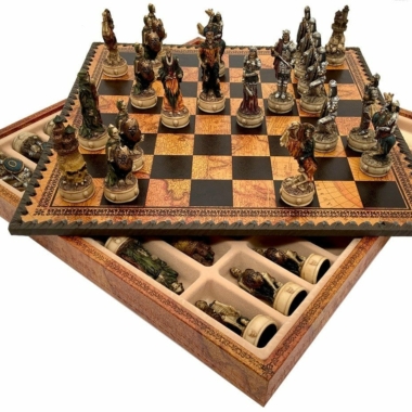 Ensemble Mort-Vivant III Schachbrett aus Kunstleder Alte Welt mit Aufbewahrung und handbemaltem Schachspiel