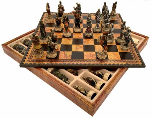 Ensemble Mort-Vivant III Schachbrett aus Kunstleder mit alter Weltkarte, mit Stauraum und handbemaltem Schachspiel aus Harz