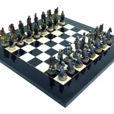 Ensemble Mort-Vivant IV Schachbrett aus schwarzem Ahornholz und handbemaltes Schachspiel aus Harz