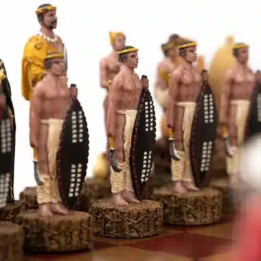 Schachfiguren Zulu-Krieger mit Schilden und traditionellem Kopfschmuck aus Harz