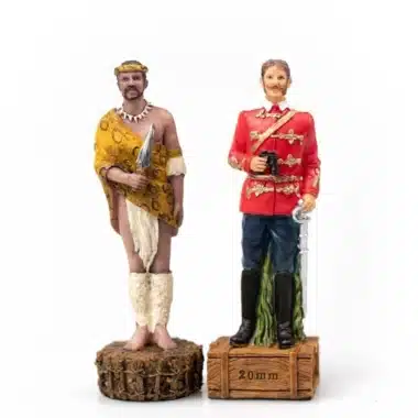 Zulukrieger- und britische Offiziersfiguren aus Harz nebeneinander