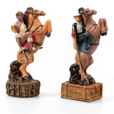 Zwei Reiterfiguren des Schachspiels Anglo-Zulu-Krieg II aus bemaltem Kunstharz