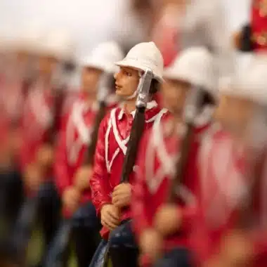 Britische Soldaten aus Harz, Detail der roten Uniformen und Kolonialhelme