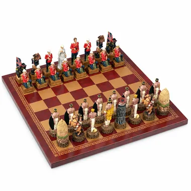 Komplettes Schachspiel Anglo-Zulu-Krieg auf rotem Kunstleder-Schachbrett, Gesamtansicht