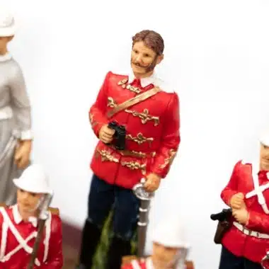 Schachfiguren aus Harz, britischer Offizier in roter Uniform in der Mitte