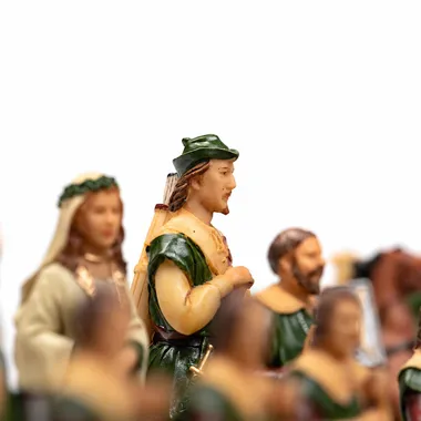 Robin-Hood-Figuren aus bemaltem Harz, Detail von Bogenschützen und Dame