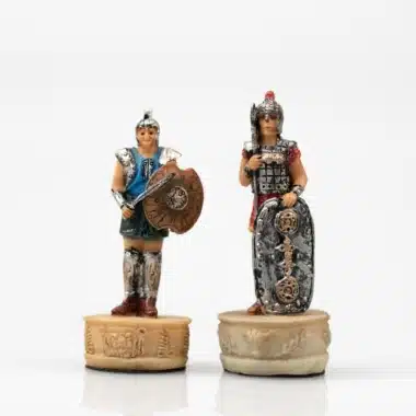 Krieger- und Kriegerinnenfiguren in Rüstung des Schachspiels Der Trojanische Krieg