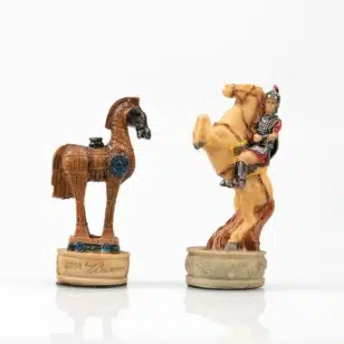 Reiterfiguren aus Harz: Trojanisches Pferd und berittener Krieger gegenüber