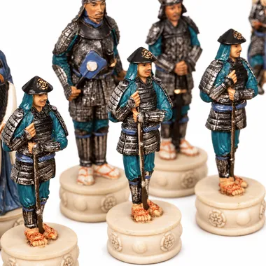 Samurai-Schachfiguren aus bemaltem Harz, Detailansicht der Soldaten in blauer Rüstung