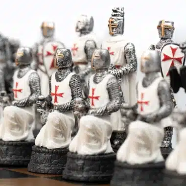 Weiße Templer-Figuren im Umhang, rotes Kreuz und detaillierte Rüstung