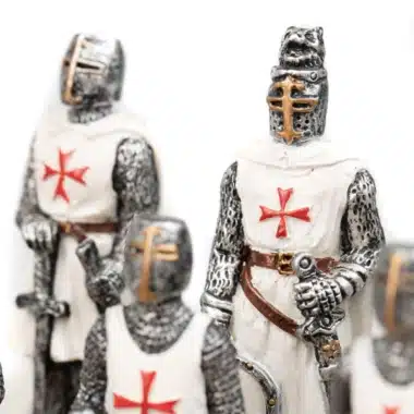 Weißer Templerritter im Vordergrund, unscharfe Figuren im Hintergrund
