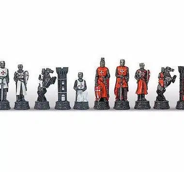 Komplettes Set der Templer-Schachfiguren, rot und weiß aufgereiht