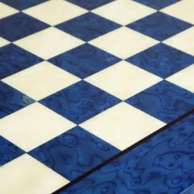 Schachbrett aus blauem Ahornholz, Nahaufnahme der Felder