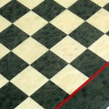 Schachbrett aus grünem Ahornholz, Detailansicht der Felder diagonal