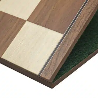 Detailansicht einer Ecke des Nussbaum-Ahorn-Schachbretts mit Klappscharnier